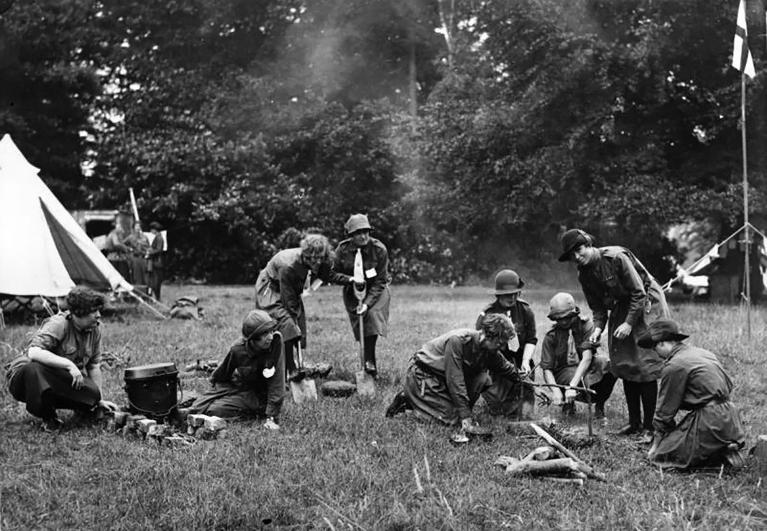 Englische Pfadfinderinnen beim Campieren. Das Bild wurde 1930 aufgenommen.
https://commons.wikimedia.org/wiki/File:Bundesarchiv_Bild_102-09650,_Englische_Pfadfinderinnen.jpg