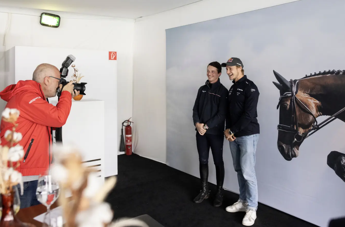 Marco Odermatt (rechts) mit Springreiter Edouard Schmitz beim CSIO St. Gallen.