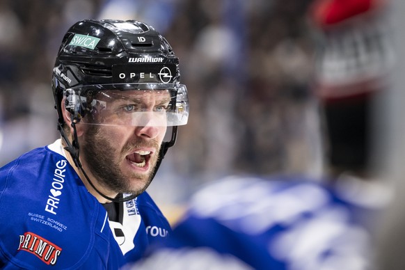 Der Freiburger Christopher DiDomenico verfolgt einen Spielzug von der Bande aus, beim Eishockey Meisterschaftsspiel der National League zwischen dem HC Fribourg Gotteron und dem SC Rapperswil-Jona Lak ...