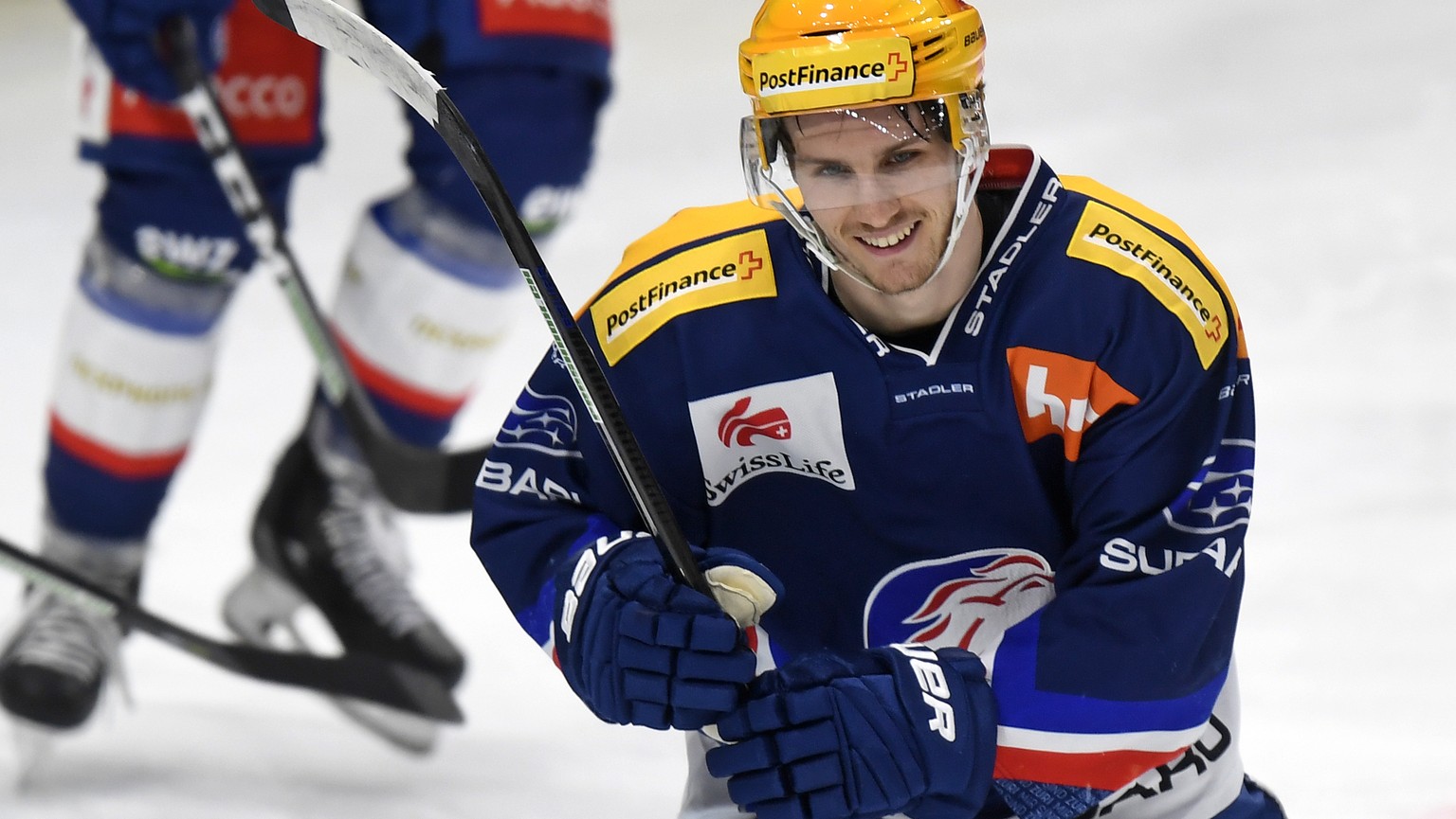 Der Zuercher Pius Suter jubelt nach dem 3-0 beim Eishockeyspiel der National League ZSC Lions gegen den EV Zug in Zuerich am Samstag, 29. Februar 2020. (KEYSTONE/Walter Bieri)