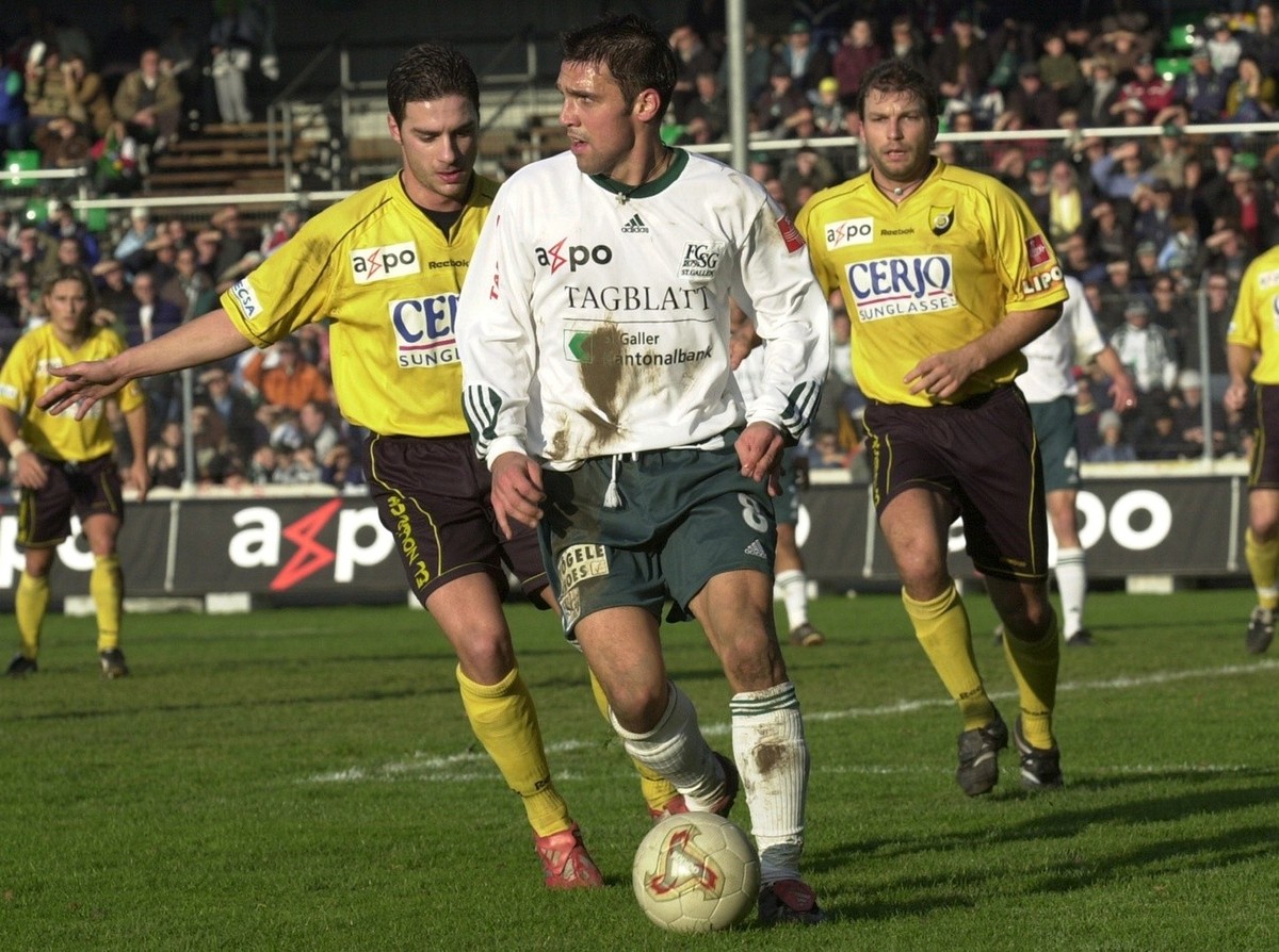 Daniel Imhof, SG, vorne und Emanuel Di Zenzo, Del?mont, links, Frederic Kloetzli, Del?mont, rechts, im NLA Fussballspiel FC St. Gallen- SR Del?mont am Sonntag, 1. Dezember 2002, im Stadion Espenmoos i ...