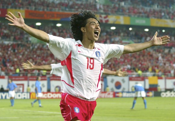 DAEJEON, SOUTH KOREA - JUNE 18: WM 2002 in JAPAN und KOREA, Daejeon; Match 56/ACHTELFINALE/KOREA - ITALIEN (KOR - ITA) 2:1 n.V.; 2:1 TOR JUBEL Jung Hwan AHN/KOR (Photo by Andreas Rentz/Bongarts/Getty  ...