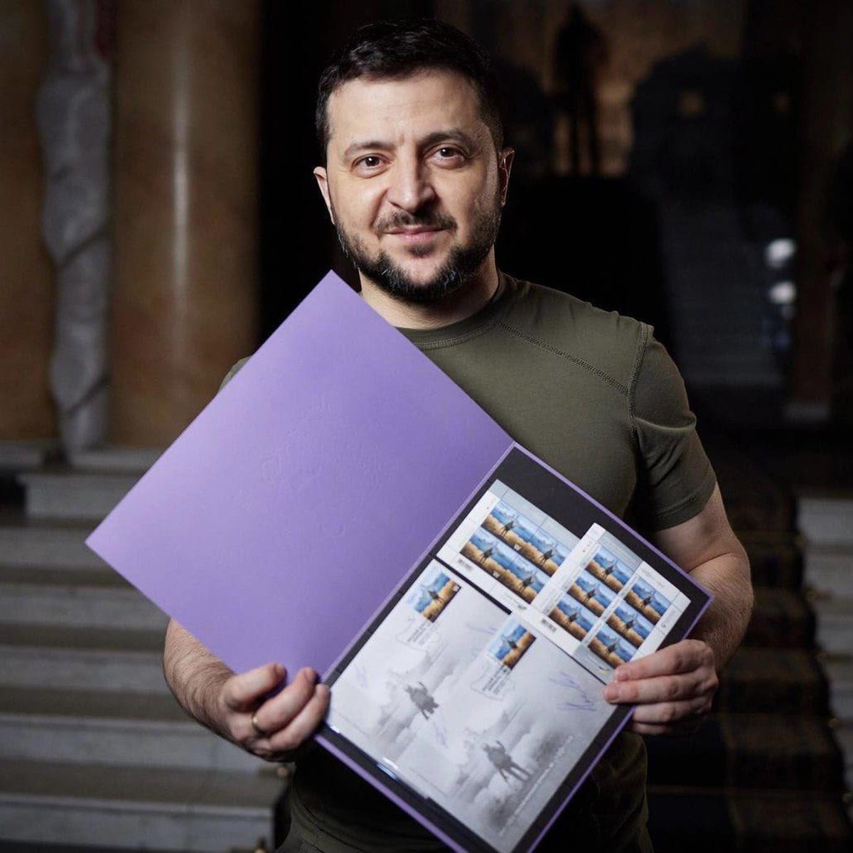 Le président ukrainien Zelensky, tenant les fameux timbres.