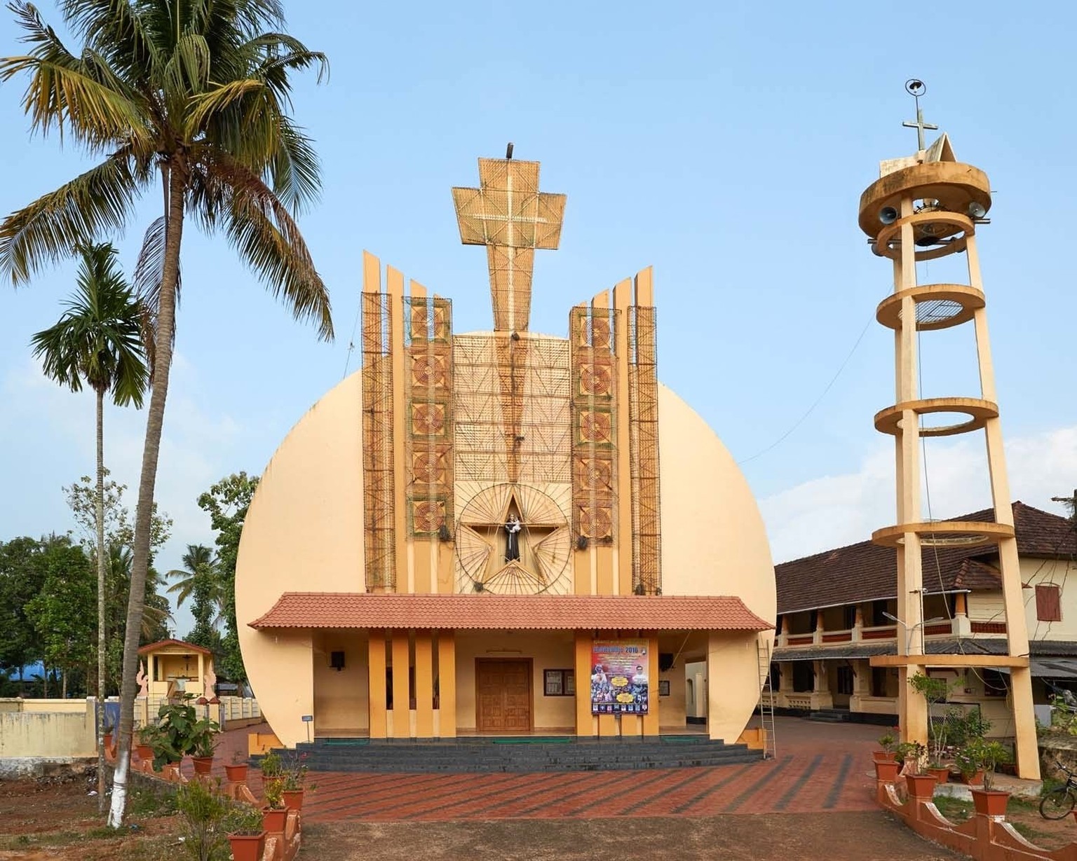 Hybrid Modernism. Churches in Kerala
2014- 2016



Nach der Unabhängigkeit im Jahr 1947 wollte sich die indische Kirche vom historisierenden Baustil der Kolonialherren differenzieren und nahm moderne  ...