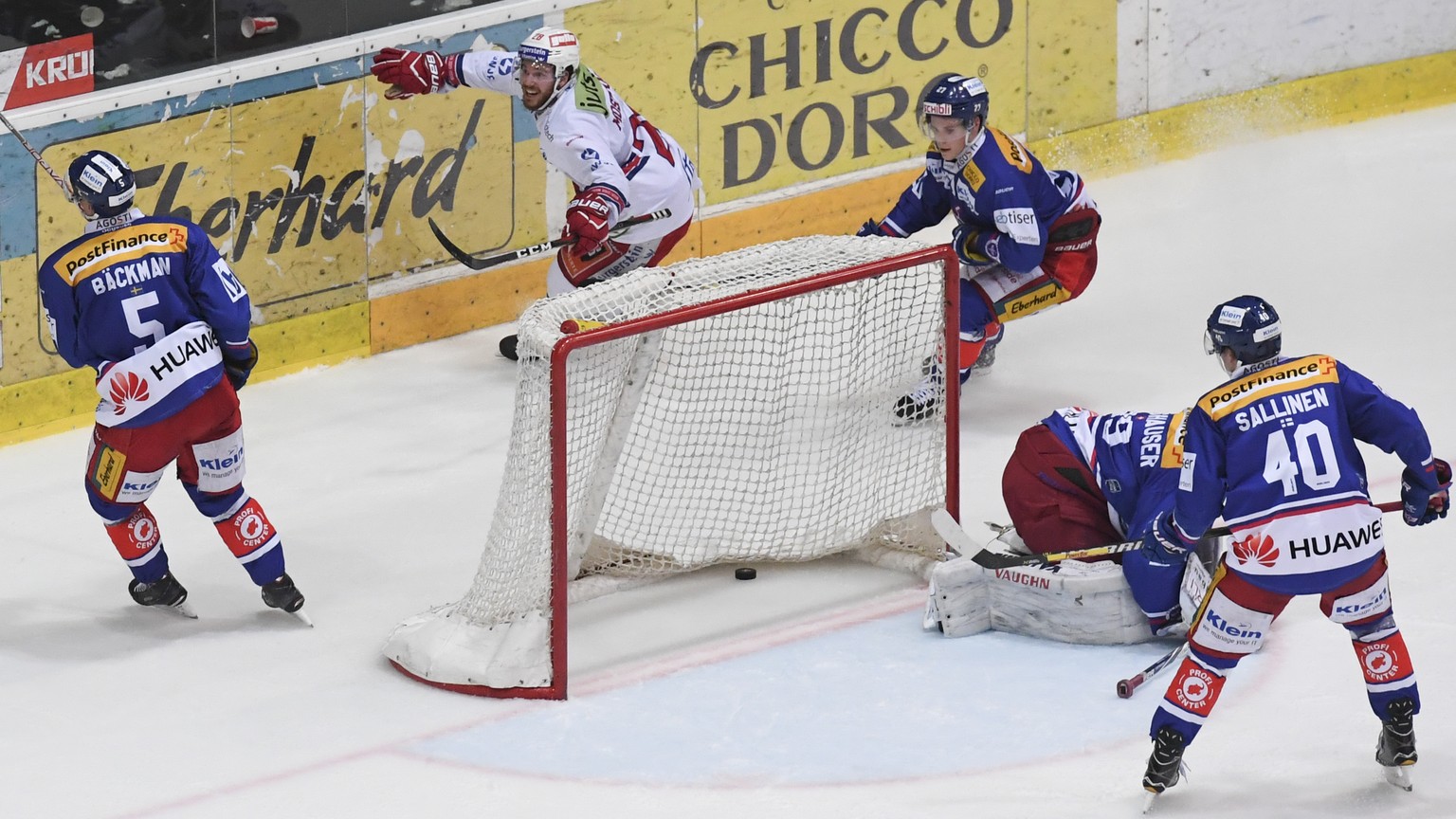 Rapperswils Jan Mosimann trifft zum 2-1 gegen Goalie Luca Boltshauser, im siebten Eishockey Spiel der Ligaqualifikation der National League zwischen dem EHC Kloten und den SC Rapperswil-Jona Lakers, a ...