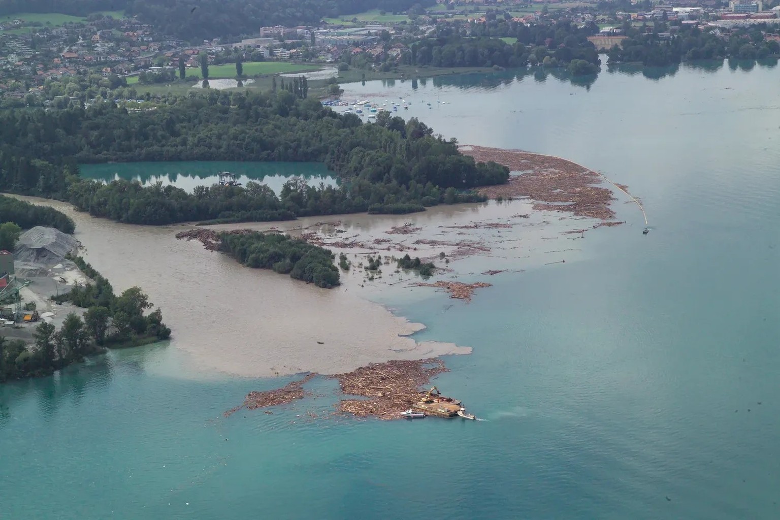 Das Kanderdelta nach einem Unwetter im Jahr 2005.
https://ba.e-pics.ethz.ch/#main-search-text=kander&amp;main-search-mode=and&amp;detail-asset=5fd6a3e1-2758-4f55-928d-01c3260a606e