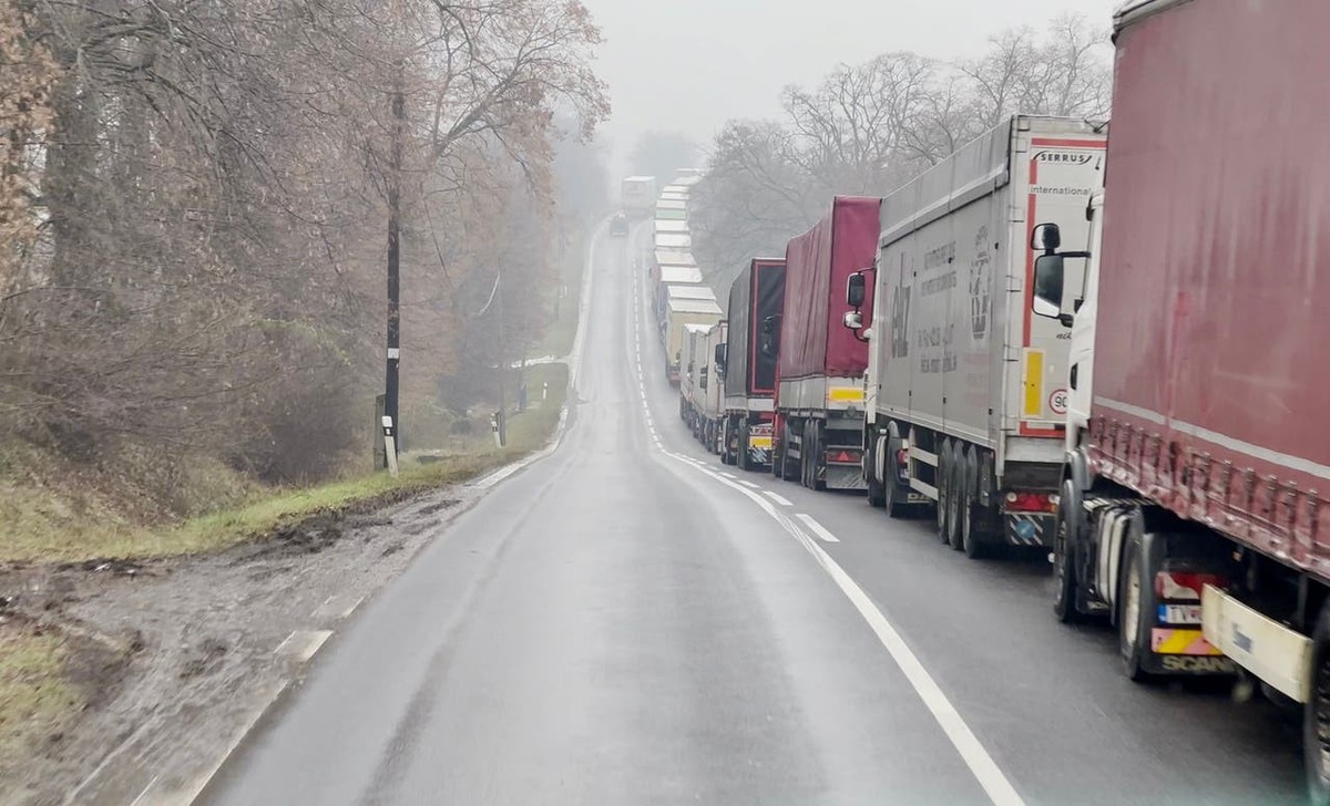 Einem von Militärpolizisten begleiteten Konvoi folgend, können wir unbehelligt an den wartenden Lastwagen vorbei zum slowakischen Grenzposten fahren.