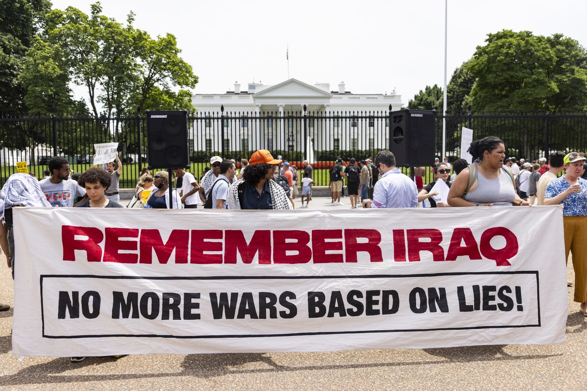 epa12191681 Protestors voice their opposition to US President Donald Trump's decision to bomb three nuclear sites in Iran, outside the White House in Washington, DC, USA, 22 June 2025. Chair of t ...