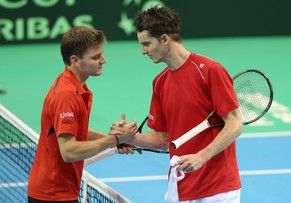 Adrien Brossel (rechts) gratuliert seinem Bezwinger David Goffin.