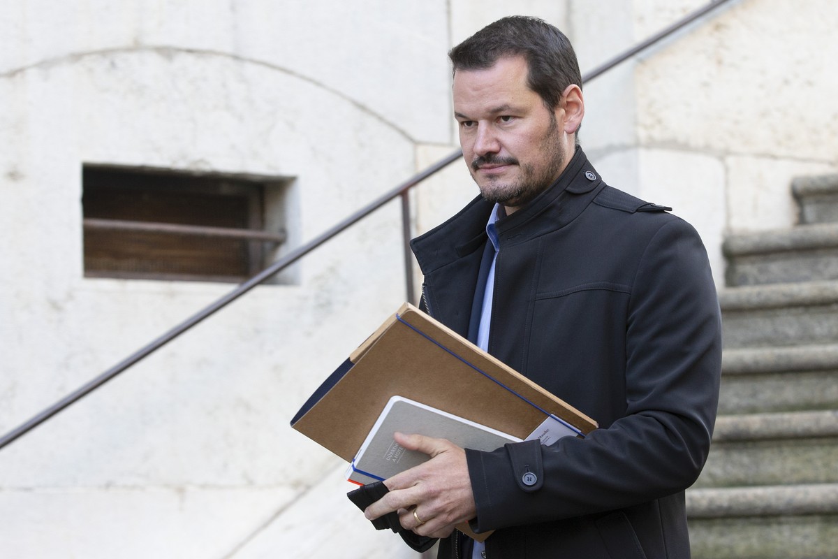 Pierre Maudet, ancien conseiller d'Etat genevois, quitte le palais de justice lors de la deuxieme journee de son proces devant la Chambre penale d'appel et de revision de Geneve, ce mardi 12 ...