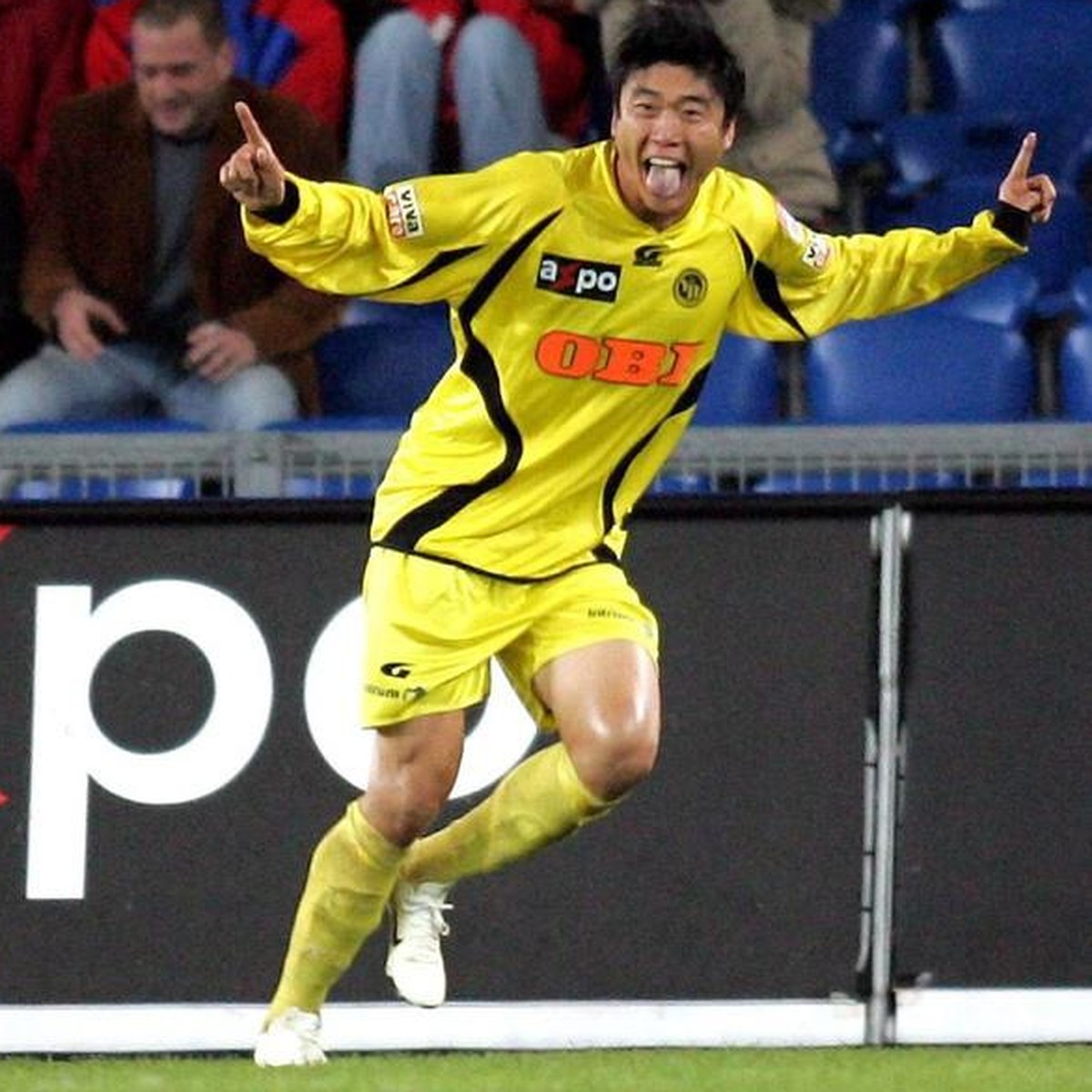 Die Berner Shi Jun, rechts, und Marcos Dos Santos, 2. rechts, bejubeln das 0:1, waehrend die Basler Koji Nakata, links, und Torhueter Franco Costanzo enttaeuscht sind beim Fussballspiel der Super Leag ...