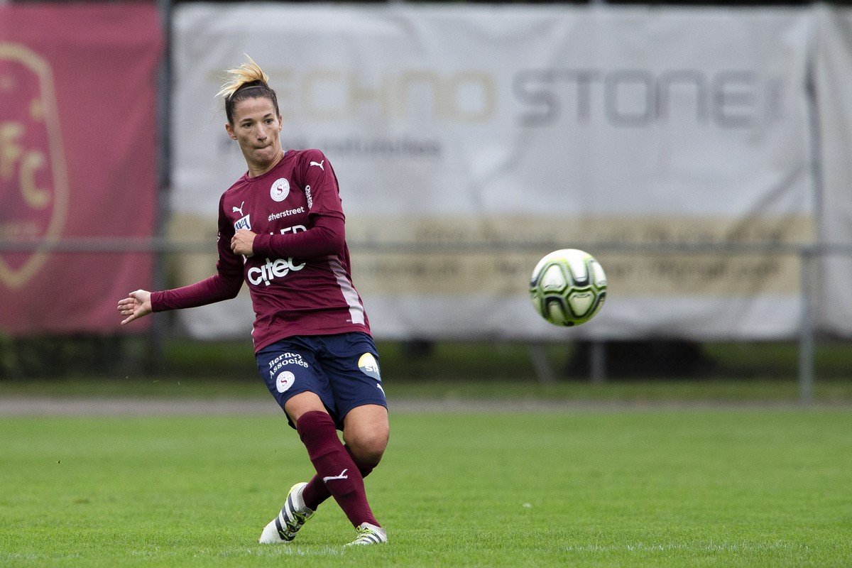 Servette's Sandy Maendly kicks the ball, during the Women�s Super League soccer match of Swiss Championship between Servette FC Chenois Feminin and FC Luzern, at the Stade de Marignac, in Geneva, ...