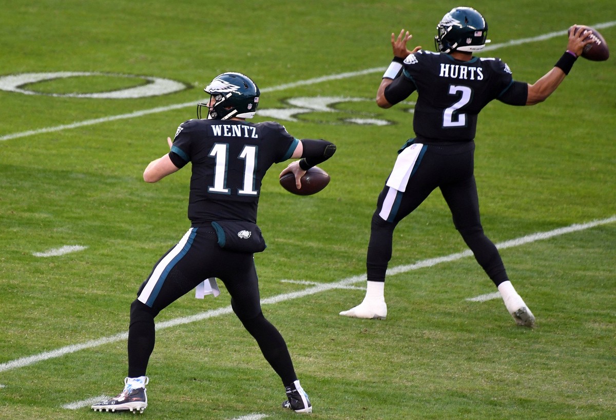 NFL, American Football Herren, USA New Orleans Saints at Philadelphia Eagles, Dec 13, 2020 Philadelphia, Pennsylvania, USA Philadelphia Eagles quarterback Jalen Hurts 2 and quarterback Carson Wentz 11 ...