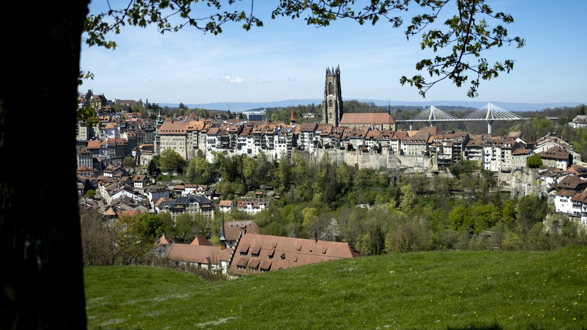 La vieille ville de Fribourg avec la cathedrale Saint-Nicolas, centre, et le Pont de la Poya, droite, photographie ce lundi 18 avril 2022 a Fribourg. (KEYSTONE/Laurent Gillieron)