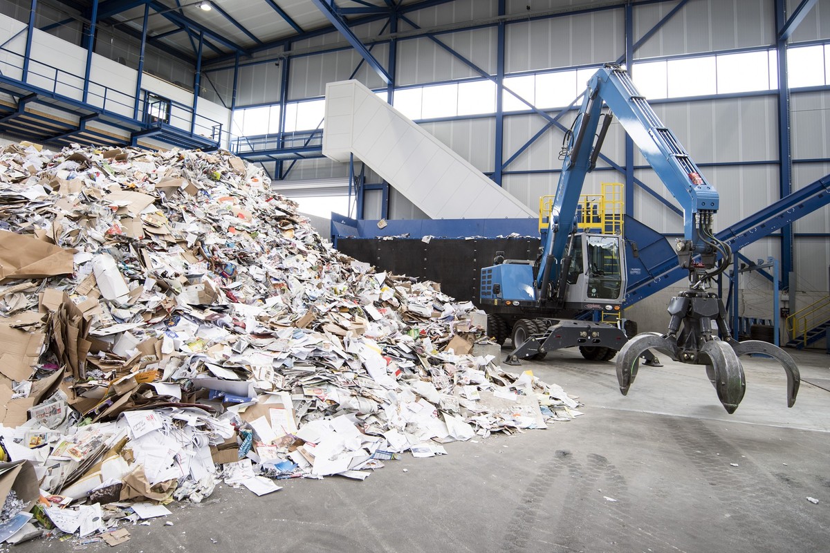 Sicht auf gesammeltes Karton-und Papier in einer Halle von Recycling-City, am Donnerstag, 7. September 2017, in Bern. In Recycling-City ist die groesset Altpapier-Sortieranlage und modernste Datenvern ...