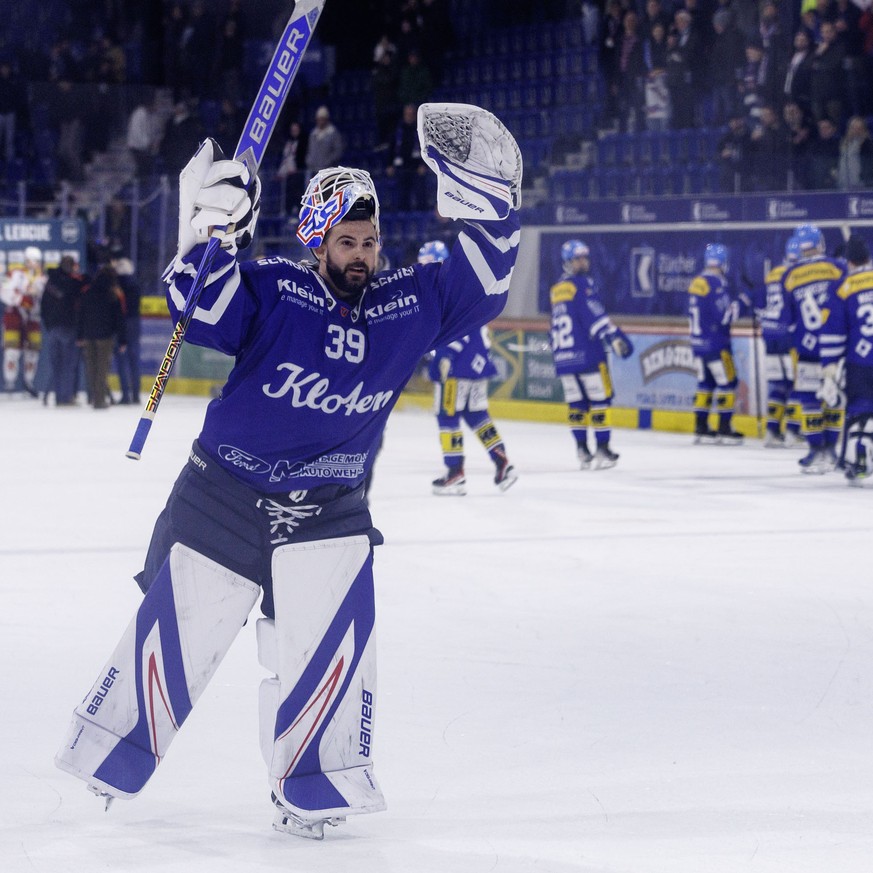 EHC Kloten Torhueter Sandro Zurkirchen wird von den Fans gefeiert nach dem Eishockey-Meisterschaftsspiel der National League zwischen den Teams EHC Kloten und EHC Biel-Bienne am Samstag, 18. Januar 20 ...