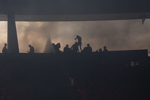 Rivalisierende Fan Gruppen Servettes greifen sich mit Rauchpetarden an bei dem Spiel der Fussball Super League zwischen dem FC Zuerich (FCZ) und dem Servette FC am Samstag, 1. August 2026 im Stadion L ...