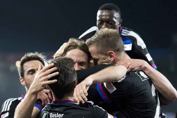 Die Basler jubeln ueber ihr 2:1 im Viertelfinal des Schweizer Cups zwischen dem FC Basel 1893 und dem FC Zuerich im Stadion St. Jakob-Park in Basel, am Donnerstag, 2. Maerz 2017. (KEYSTONE/Georgios Ke ...