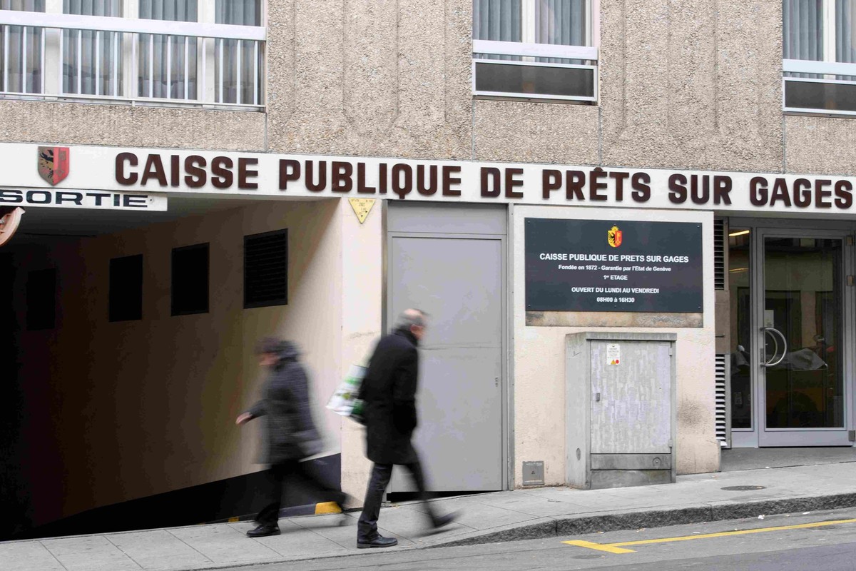 Des personnes passent devant l'entree de la Caisse Publique de Prets sur Gages.