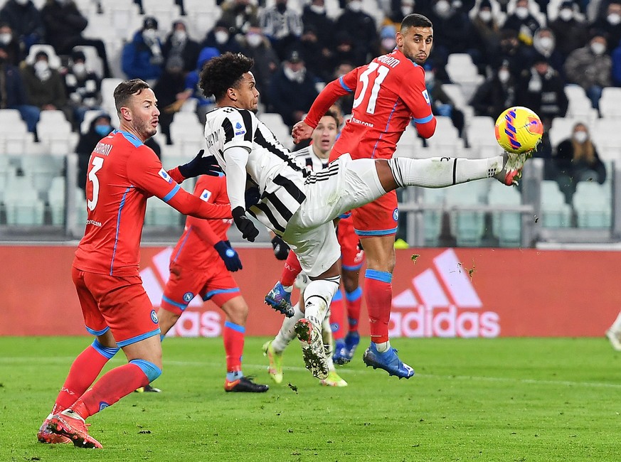 epa09670804 Juventus��� Weston Mckennie (C) in action during the Italian Serie A soccer match Juventus FC vs SSC Napoli at the Allianz Stadium in Turin, Italy, 06 January 2022. EPA/ALESSANDRO DI MARCO