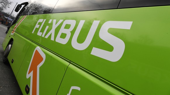 ARCHIV - ZUM SIEG VON FLIXBUS IM KONKURRENZKAMPF AUF DEUTSCHLANDS STRASSEN, AM 12. FEBRUAR 2018, ERHALTEN SIE FOLGENDE ARCHIVBILDER ---- Ein Flixbus steht auf dem Carparkplatz in Zuerich am Donnerstag ...