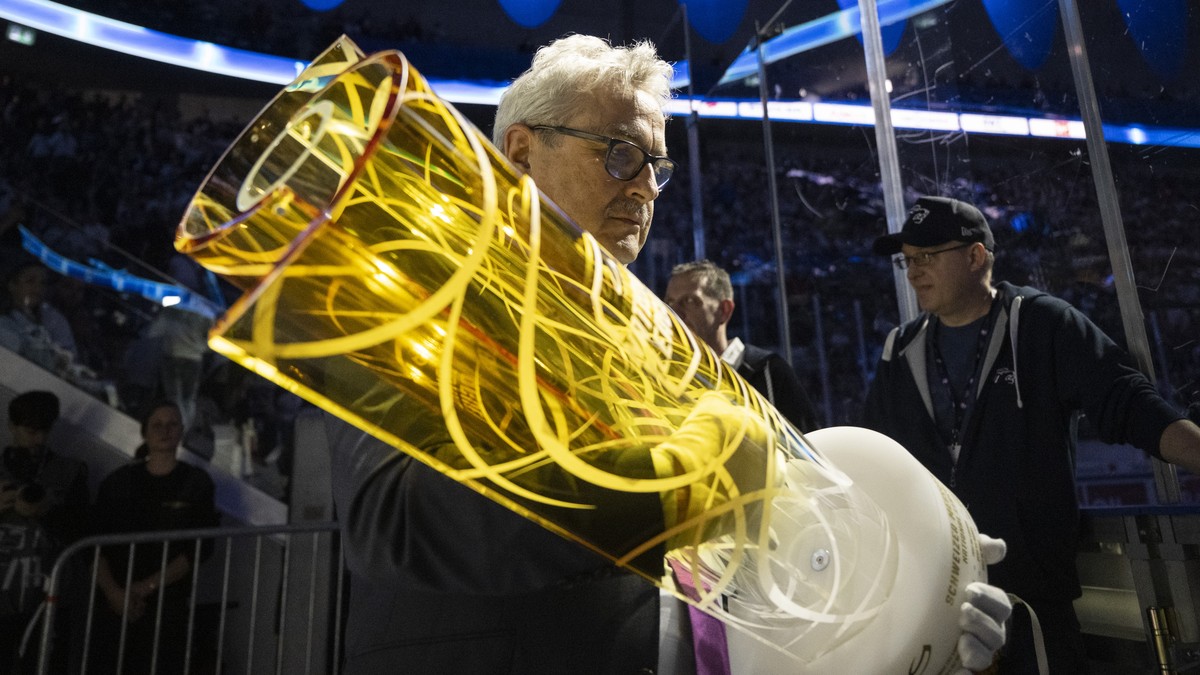 Der Leiter Spielbetrieb der Nationalliga, Willi Voegtlin, mit dem Pokal im siebten Playoff Final Eishockeyspiel der National League zwischen den ZSC Lions und dem Lausanne HC, am Dienstag, 30. April 2 ...