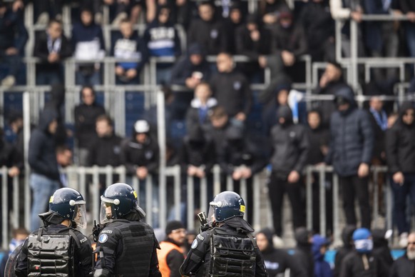 Polizisten sichern das Stadion vor den GC Fans im Fussball Meisterschaftsspiel der Super League zwischen dem FC Luzern und dem Grasshopper Club Zuerich in der Swissporarena, am Sonntag, 12. Mai 2019 i ...