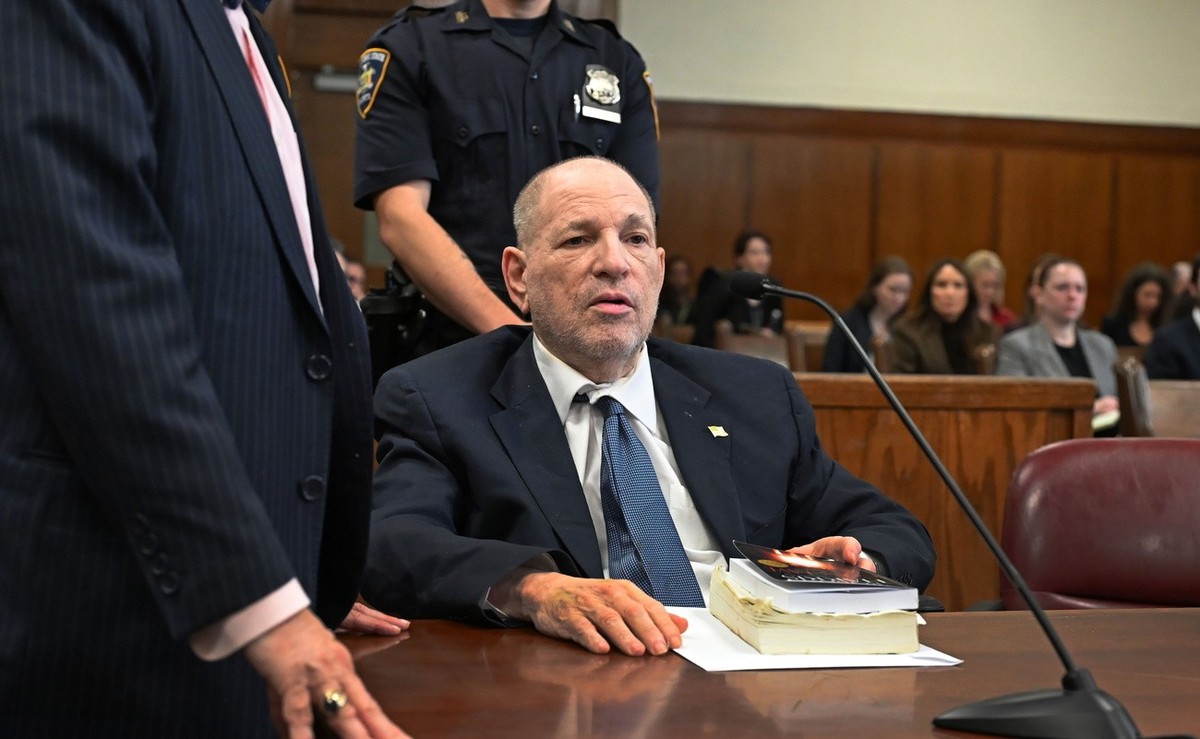 epa11677983 Former Hollywood producer Harvey Weinstein appears in criminal court in New York, New York, USA, 23 October 2024. Weinstein pleaded not guilty to a first degree criminal sexual act. EPA/GR ...
