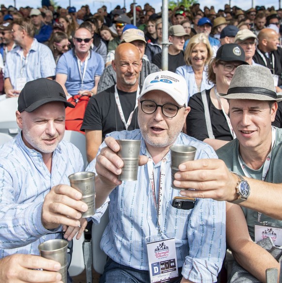 Zuschauer geniessen das Fest in der Schwingerarena beim 102. Luzerner Kantonalen Schwingfest vom Sonntag, 29. Mai 2022 in Rothenburg. (KEYSTONE/Urs Flueeler).