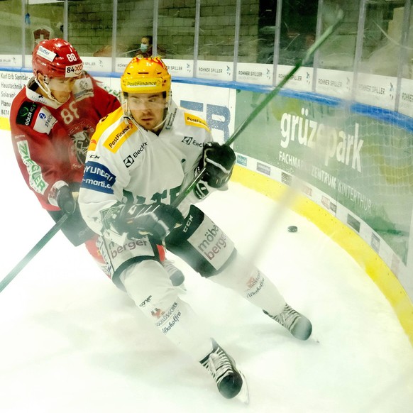 IMAGO / Sergio Brunetti

2.11.2021 - Swiss Ice hockey, Eishockey Swiss League, EHC Winterthur vs EHC Olten - Olten forward, captain and top scorer 19 Dion Knelsen and Winterthur forward 88 Robin Lekic ...