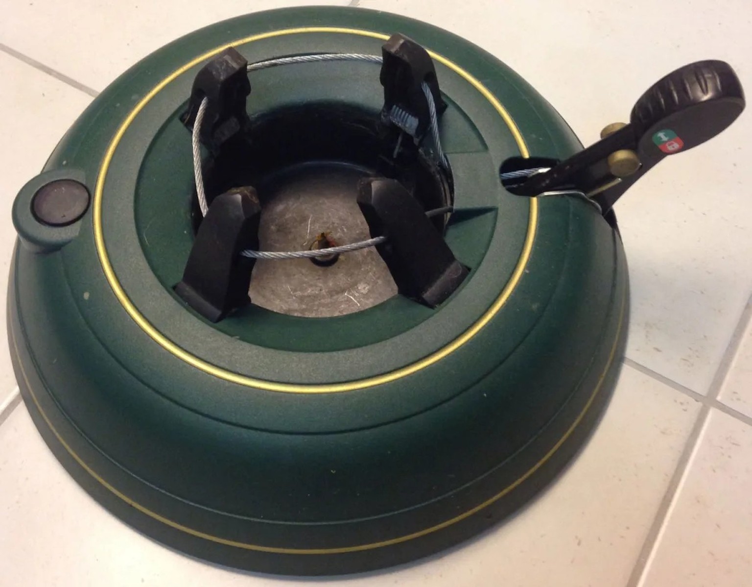 Heute dominieren Modelle mit Ein-Seil-Technik den Markt.
https://commons.wikimedia.org/wiki/File:Weihnachtsbaumst%C3%A4nder.jpg