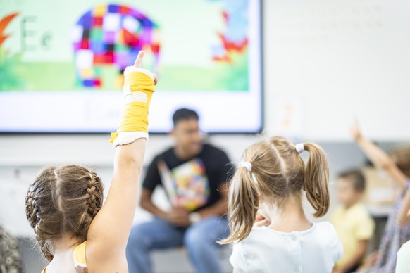 Kinder der ersten Klasse am ersten Schultag in der Schule Chruezaecher in Regensdorf, aufgenommen am Montag, 18. August 2025 in Regensdorf. (KEYSTONE/Michael Buholzer)