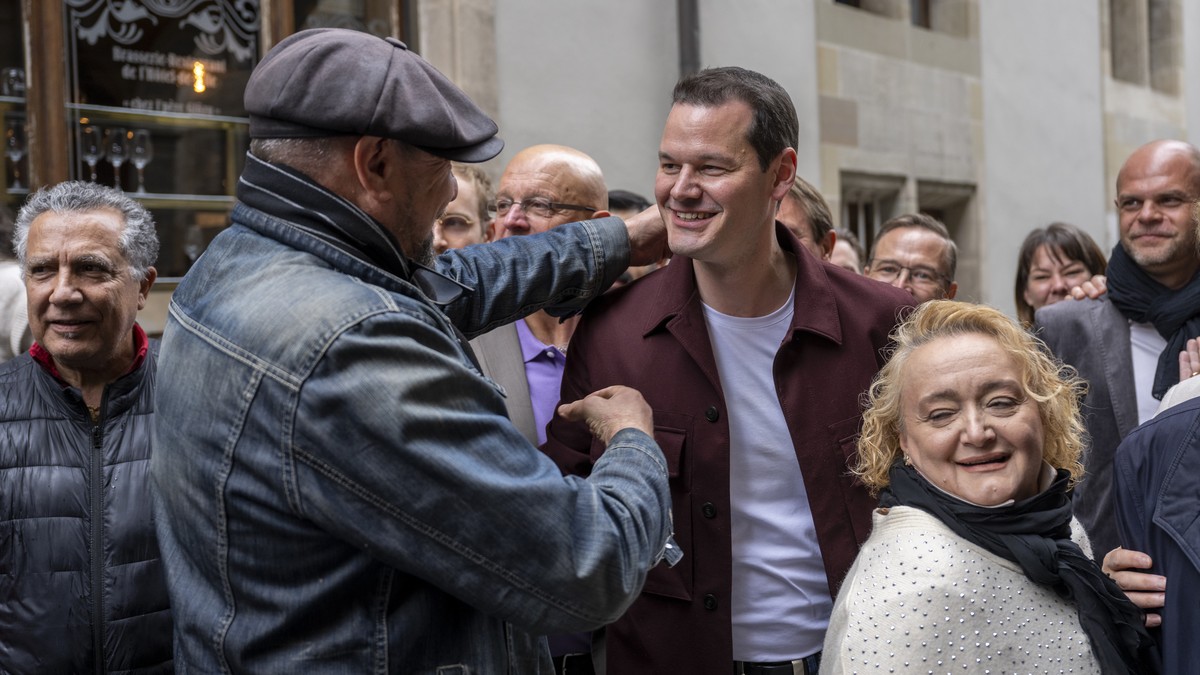 Le candidat au Conseil d'Etat, Pierre Maudet, Libertes et Justice sociale, est felicite a son arrivee, lors du second tour de l'election du Conseil d'Etat genevois, ce dimanche 30 avril ...