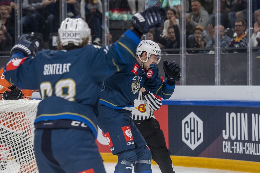 The Players from Zug with Fabrice Herzog, right, and Sven Senteler, left, reacts after the 2:2 goal during the Champions Hockey League group B match between Switzerland&#039;s EV Zug and Grizzlys Wolf ...