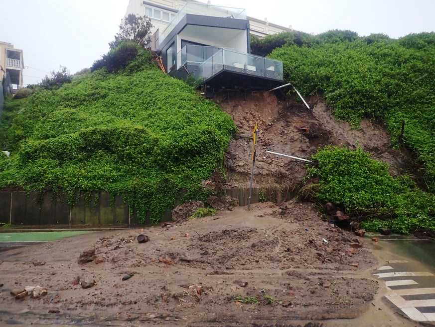 epa09087253 A house is seen after a landslip took out some of its foundations, forcing the road to be closed in Shortland esplanade, Newcastle, New South Wales, Australia, 21 March 2021. More rain is  ...