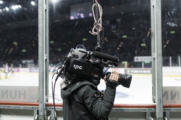Ein Kameramann der Tochtergesellschaft der SRG SSR &quot;tpc&quot; filmt das Eishockey-Meisterschaftsspiel der National League zwischen den ZSC Lions und dem SC Bern, aufgenommen am Dienstag, 14. Nove ...