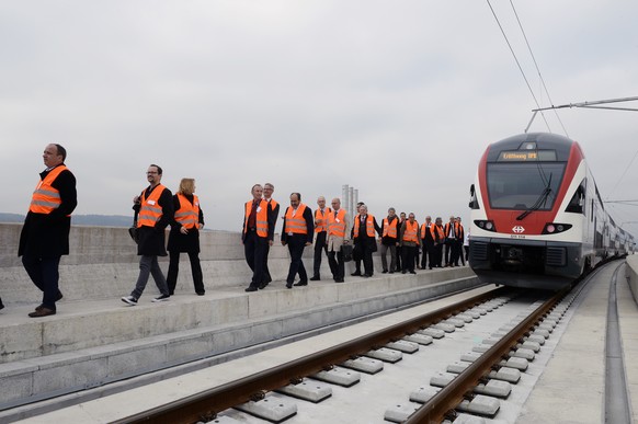 Die geladenen Gäste in Reih und Glied.