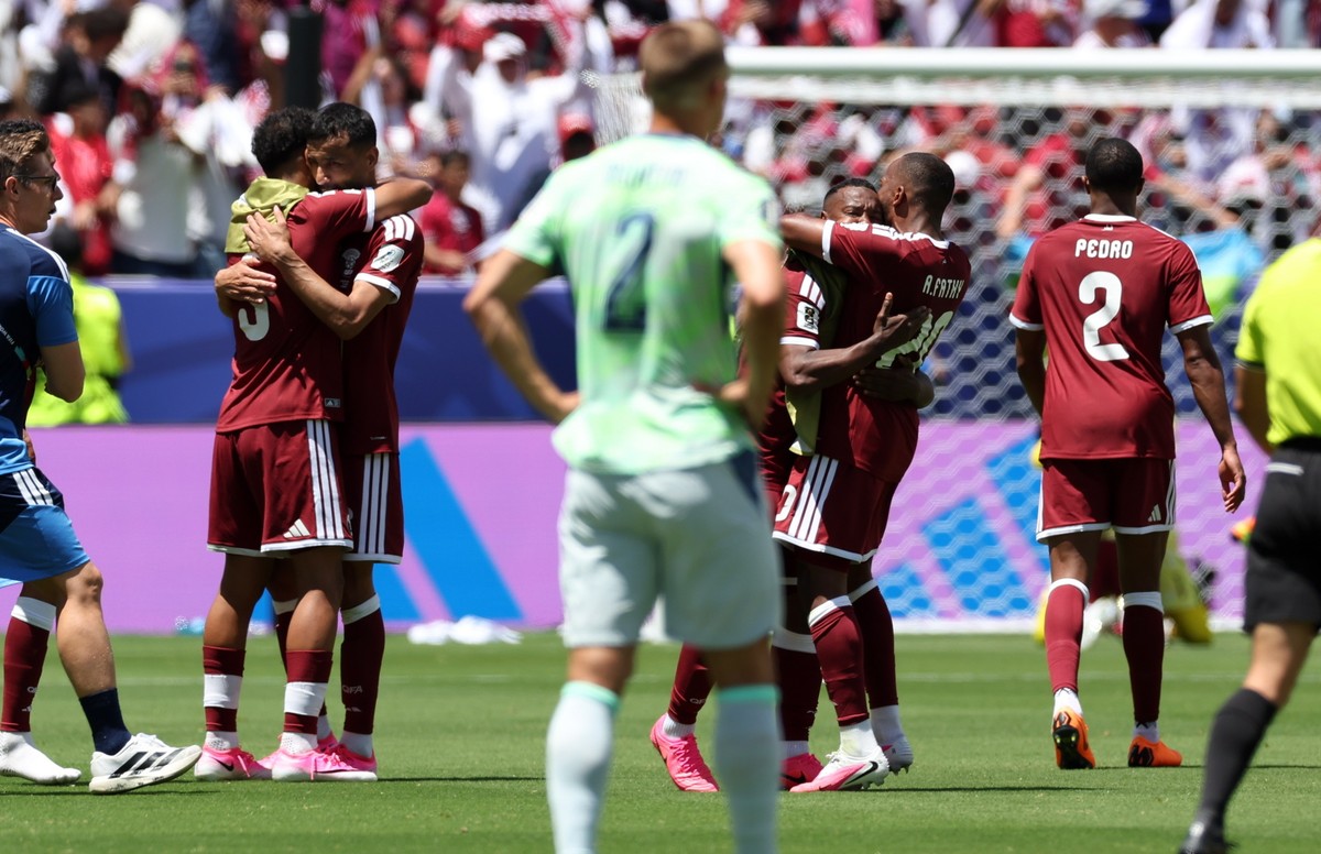 epa13035359 Players of Qatar celebrate after the FIFA World Cup 2026 group stage match Qatar against Switzerland, in San Francisco, USA, 13 June 2026. EPA/BENJAMIN FANJOY