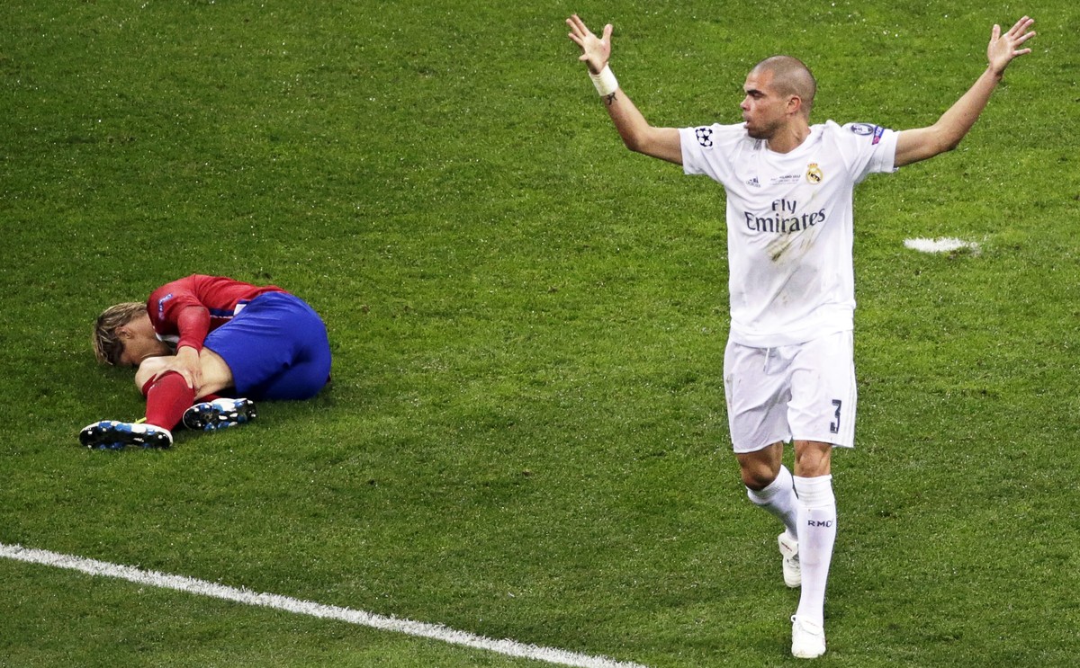 epa05334661 Real Madrid's Pepe (R) reacts after tackling Atletico Madrid's Fernando Torres (L) during the UEFA Champions League final between Real Madrid and Atletico Madrid at the Giuseppe  ...