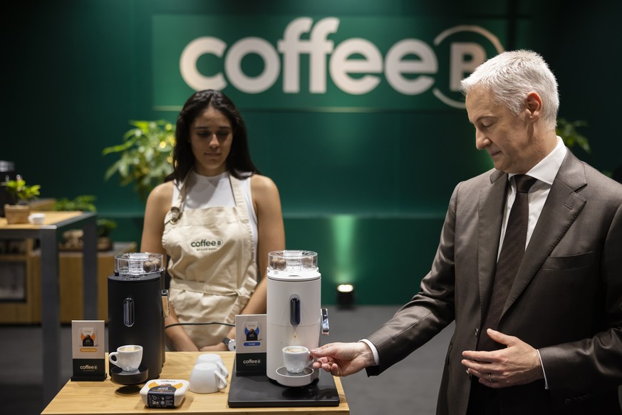 Migros CEO Fabrice Zumbrunnen praesentiert CoffeeB der Migrosmarke Cafe Royal an einer Medienkonferenz der Migros am Dienstag, 6. September 2022 in Zuerich. Die Migros praesentiert heute das Kaffeesys ...
