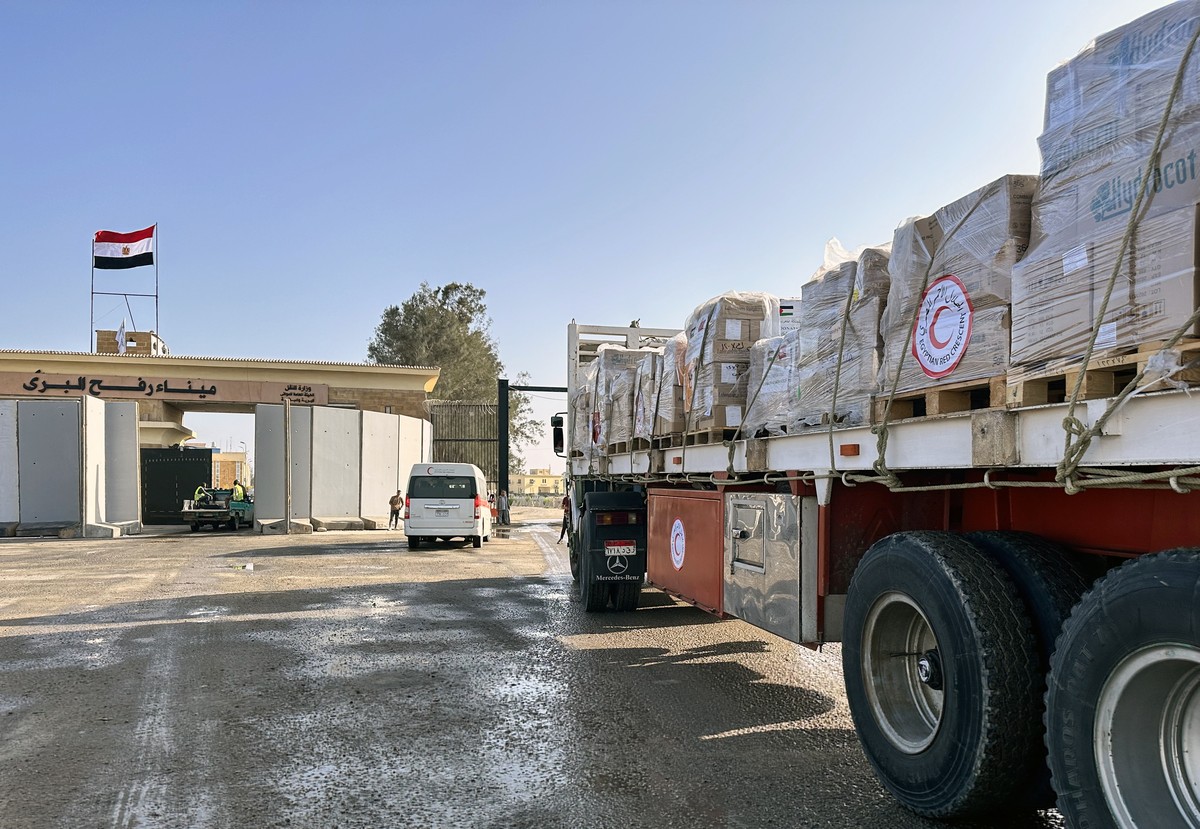 epa10956788 A truck carrying humanitarian aid bound for Gaza crosses the Rafah border crossing between the Gaza Strip and Egypt, in Egypt, 03 November 2023. As per the agreement made by Egypt, Israel, ...