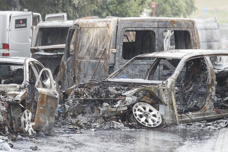 Les carcasses de vehicules incendies photographies dans la zone industrielle En Budron ou plusieurs vehicules ont ete incendie dans l’attaque d&#039;un fourgon de transfert de fonds ce jeudi 20 juin 2 ...