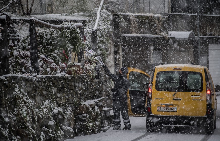 Die Post wird auch bei starkem Schneefall ausgeliefert in Golino, am Freitag, 4. Dezember 2020. Das Tessin ist am Freitagmorgen unter einer Schneedecke aufgewacht. Es galt Gefahrenstufe vier von f