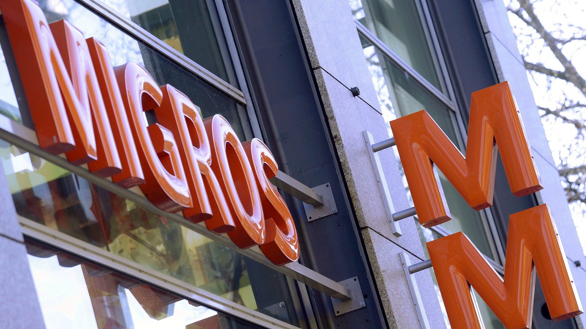 ZU DEN GESCHAEFTSZAHLEN 2013 DER MIGROS-INDUSTRIE STELLEN WIR IHNEN FOLGENDES THEMENBILD ZUR VERFUEGUNG - Logo Migros, aufgenommen an einer Medienkonferenz in Zuerich am Mittwoch, 28. Maerz 2012. Der  ...