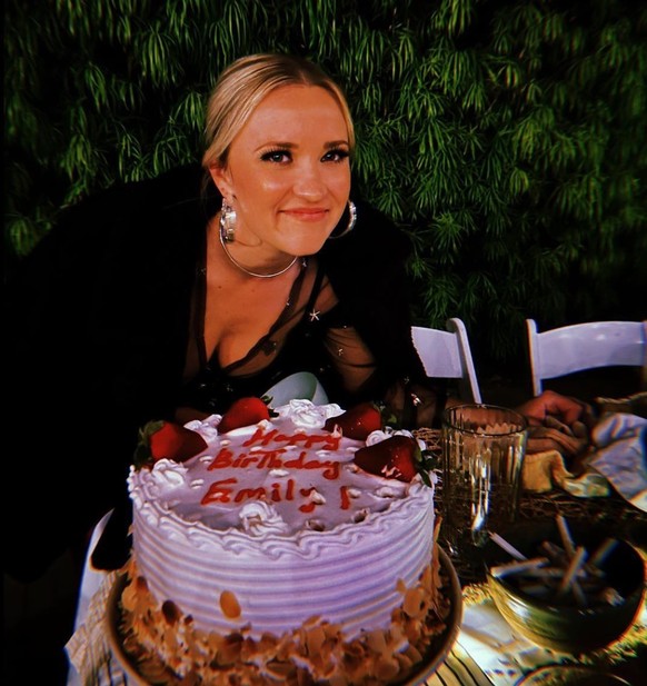 Emily Osment

https://www.instagram.com/p/CbFvC3TLzK6/