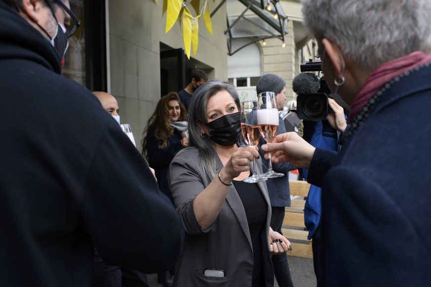 Sympathisantinnen und Nuria Gorrite, Regierungsratspraesidentin Kanton Waadt, jubeln nach dem Ergebnis der Abstimmung, im Hauptquartier zum E-ID-Referendums-Komitee, im Effinger, in Bern, am Sonntag,  ...