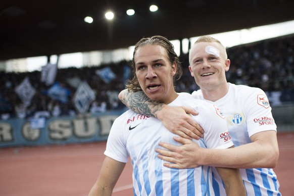 Zuerichs Michael Frey, links, und Rasmus Thelander jubeln nach Freys 2:0 Tor im Fussball Meisterschaftsspiel der Super League zwischen dem FC Zuerich und dem FC Lugano im Letzigrund, am Sonntag, 1. Ok ...