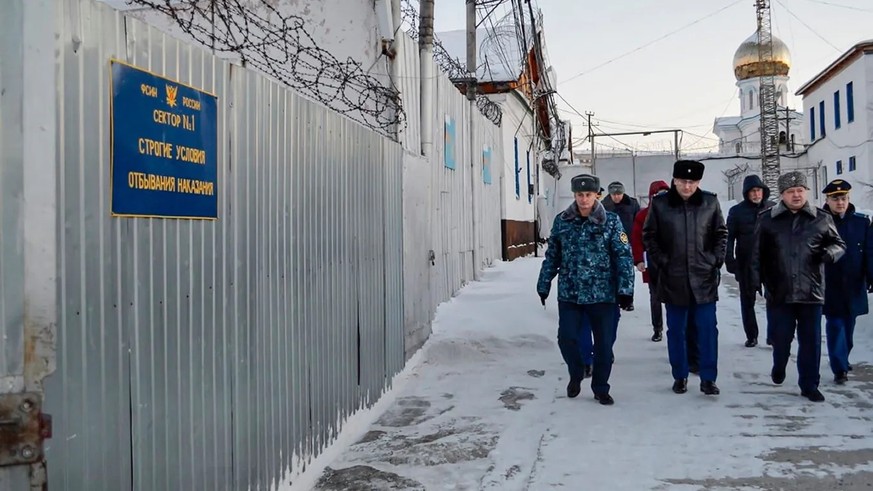 Auf diesem vom Ombudsmann für Menschenrechte des Autonomen Kreises der Jamal-Nenzen zur Verfügung gestellten Foto geht eine Gruppe von Beamten durch eine Gefängniskolonie im russischen Charp.