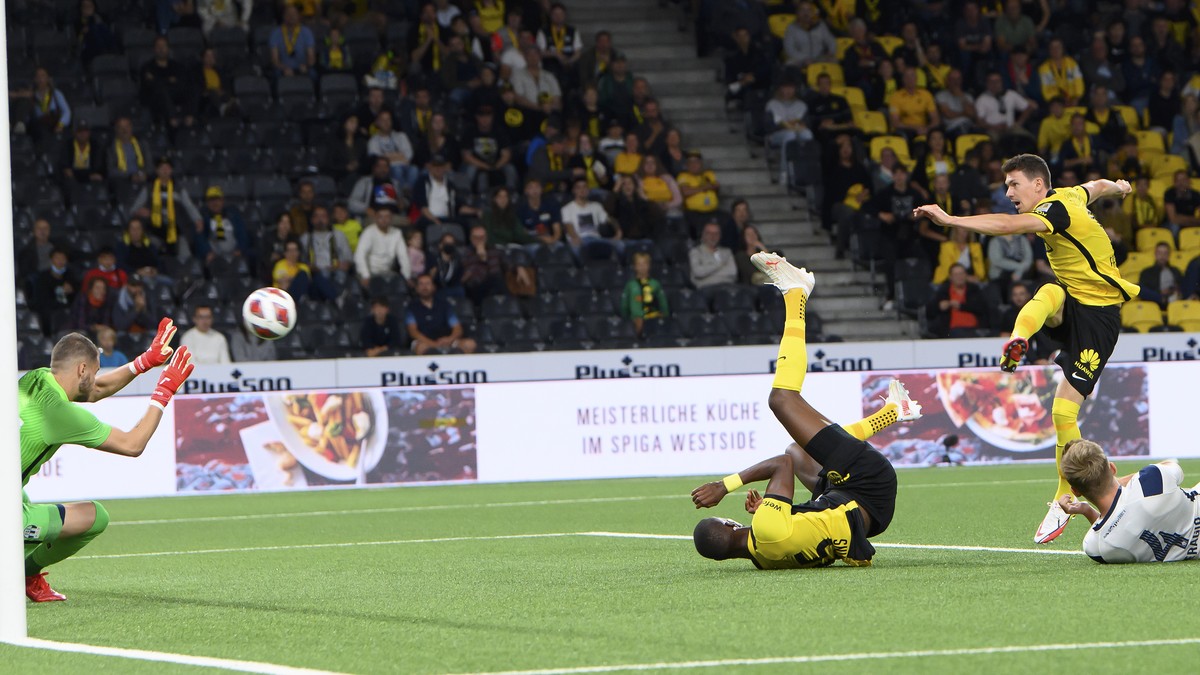 YBs Christian Fassnacht, zweite-rechts, schiesst ein Tor 1-0 gegen Zuerichs Torhueter Yanick Brecher, links, an der Seite YBs Christopher Martins, zweite-links, und Zuerichs Becir Omeragic, rechts, im ...