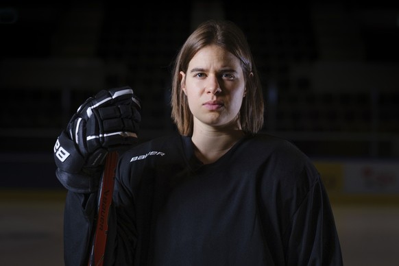 Eishockeyspielerin Alina Mueller portraitiert am 10. Oktober 2023 in der Swiss Life Arena in Zuerich. Die Stuermerin wurde im September von Boston als Nummer 3 der 1. Runde des Drafts zur neu gegruend ...